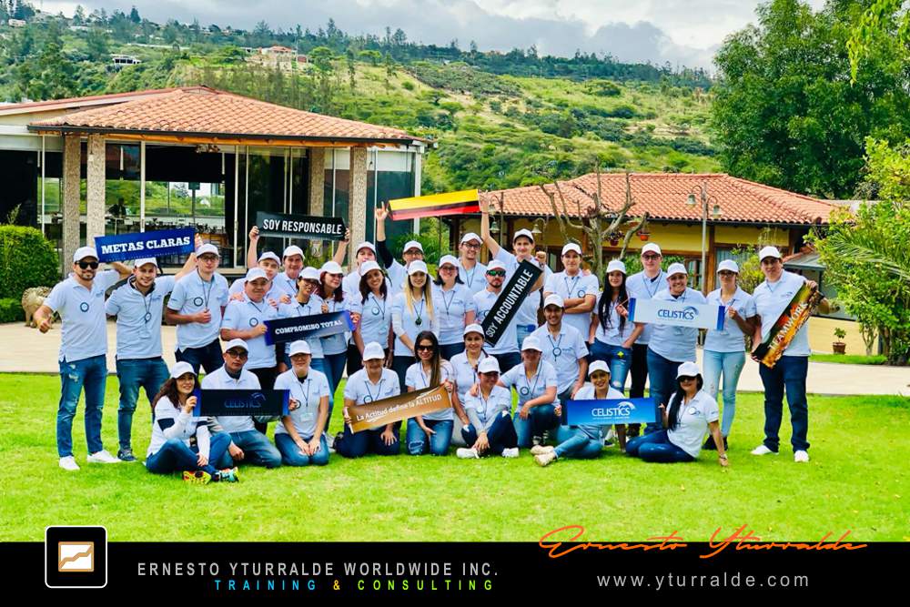 Participantes desarrollando competencias mediante un Taller de Cuerdas de Aprendizaje Experiencial